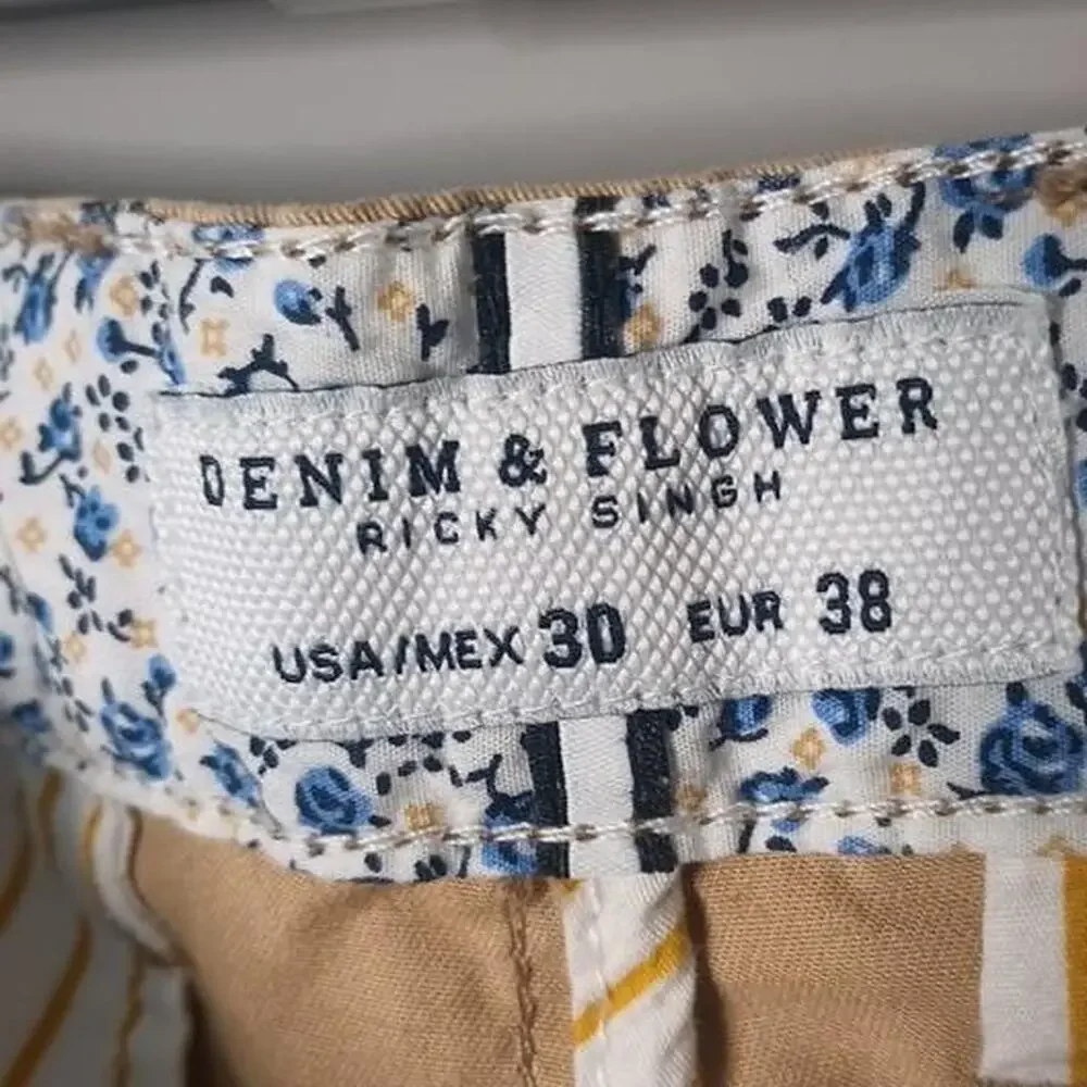 Denim flower tan shorts
